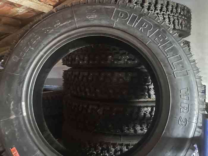 Pneus clou Pirelli WR3 135/90 16 (neuf) 1