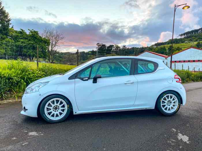 Peugeot 208 r2 1